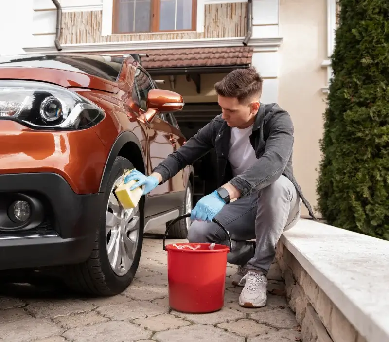 Lavage auto à domicile Les Barthes : professionnel intervenant sur un véhicule